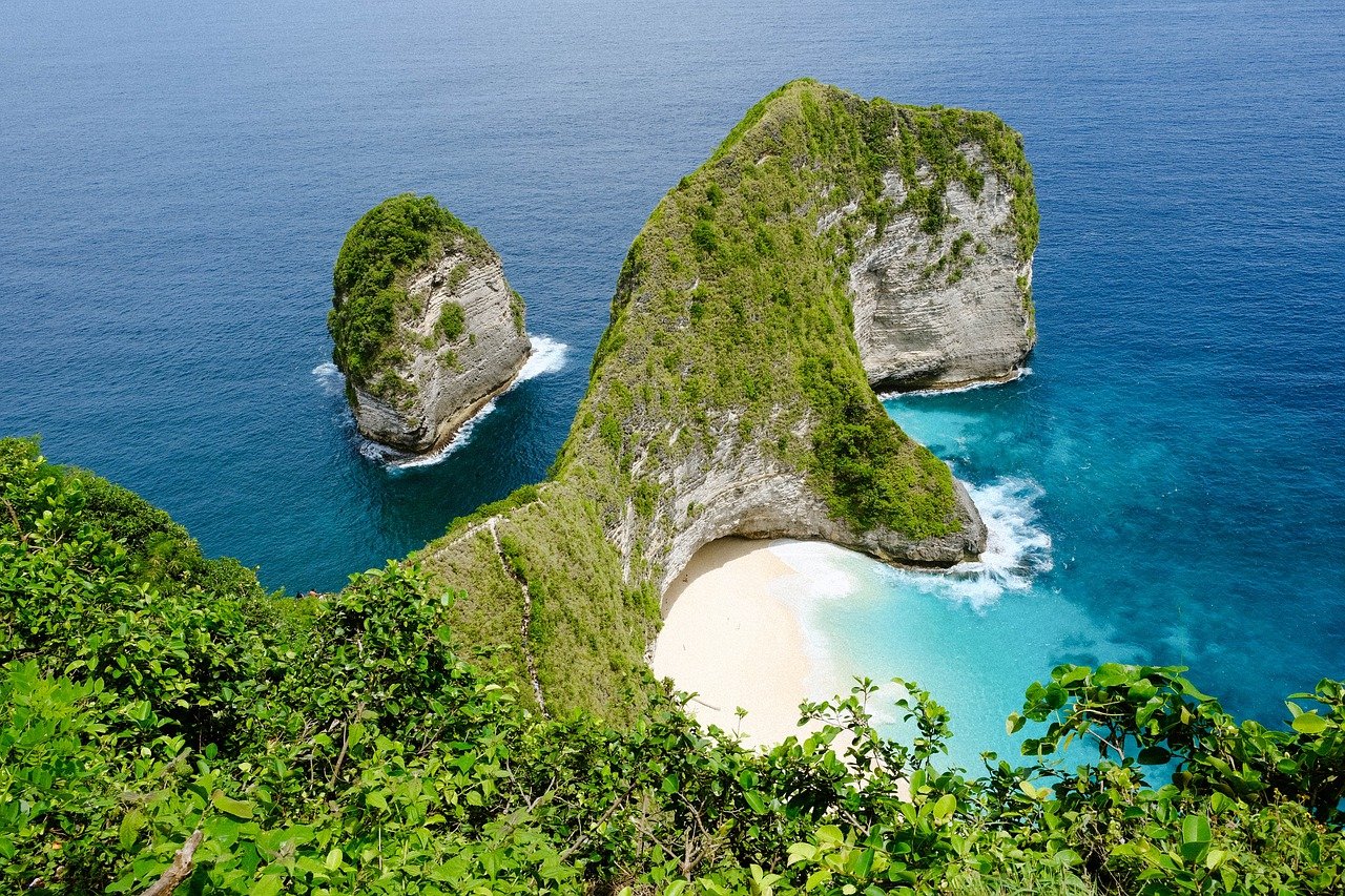 Imagem de Bali, na Indonésia, com uma praia linda e mar azul claro