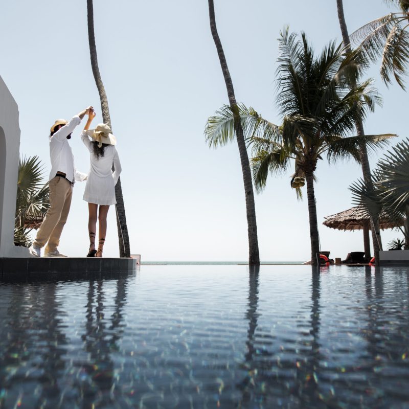 casal-dancando-na-piscina-durante-as-ferias